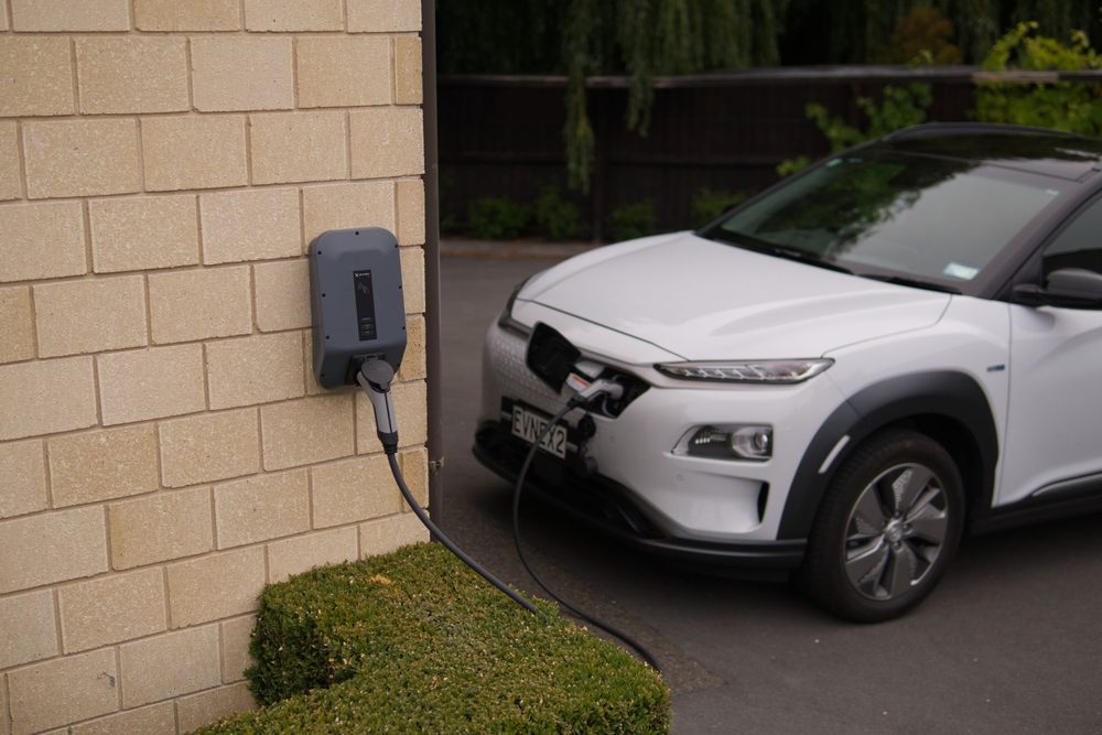 Auto eléctrico cargando en una casa